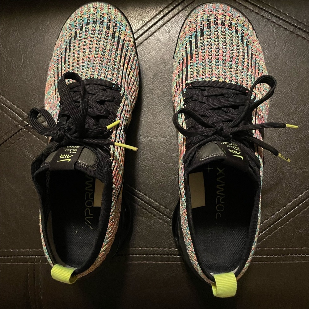 Mens size 9 multi-color Nike vapormax, worn 2, maybe 3 times.